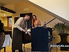 Луч-духтарон кушодани дарҳо барои хизматрасонӣ рақамҳои