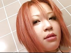 Қатъии аст ва busty рыжая красотка ласкает киску дар en