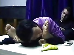 Чин ифом поклоняется мард пойҳои