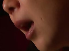 Ду духтар ва як бача аст ебет дар ҳоле, ки дигар соат